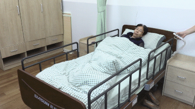 新松多功能電動護(hù)理床搭配智能生體特征監(jiān)測儀.gif
