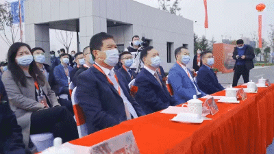 新松公司副總裁、智能裝備BG總裁劉子軍出席中遠(yuǎn)海運(yùn)智能產(chǎn)線啟動(dòng)儀式.gif
