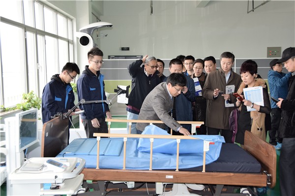 遼寧省老齡產(chǎn)業(yè)協(xié)會組織專家、企業(yè)代表蒞臨新松參觀考察