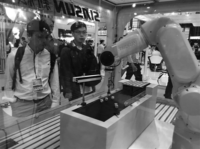 杭州日報：杭州新松首發(fā)新型輕量化機器人