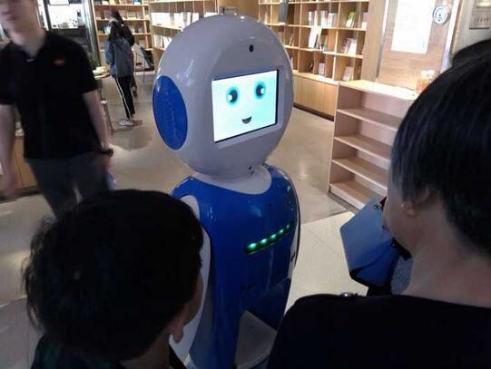 錢江晚報：杭州新華書店出現(xiàn)萌萌機器人 俘獲一幫迷弟迷妹