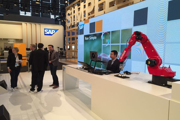 新松機(jī)器人公司與德國SAP公司聯(lián)合參展CeBIT 2015，獲中德副總理高度評(píng)價(jià)